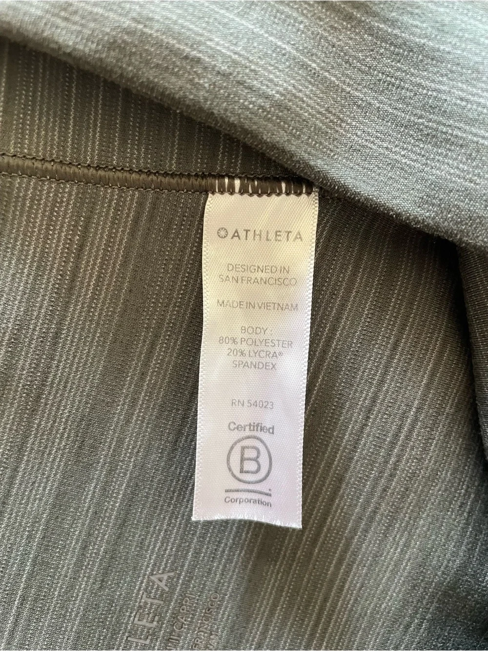 ATHLETA Salutation Capri Leggings w/Side Pockets, Heathered Olive Green, SMALL